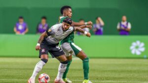 Estêvão, do Palmeiras, e Memphis Depay, do Corinthians, disputam a posse de bola