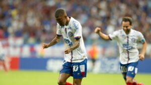 Ademir, do Bahia, comemora gol marcado contra o The Strongest