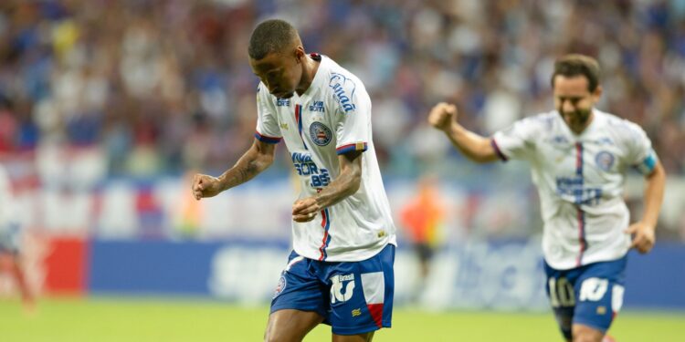 Ademir, do Bahia, comemora gol marcado contra o The Strongest