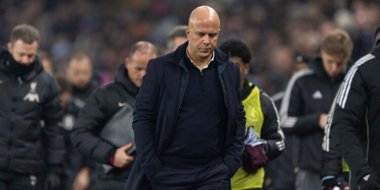 Arne Slot, técnico do Liverpool, durante partida contra o Aston Villa