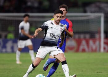 Lance de partida entre Universidad Central e Corinthians