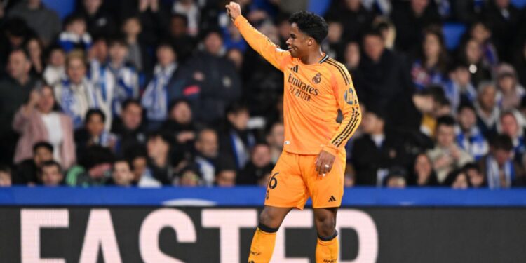Endrick, do Real Madrid, comemora gol marcado contra o Real Sociedad