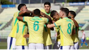 Jogadores do Brasil sub-20 se abraçam e comemoram gol marcado contra o Paraguai sub-20