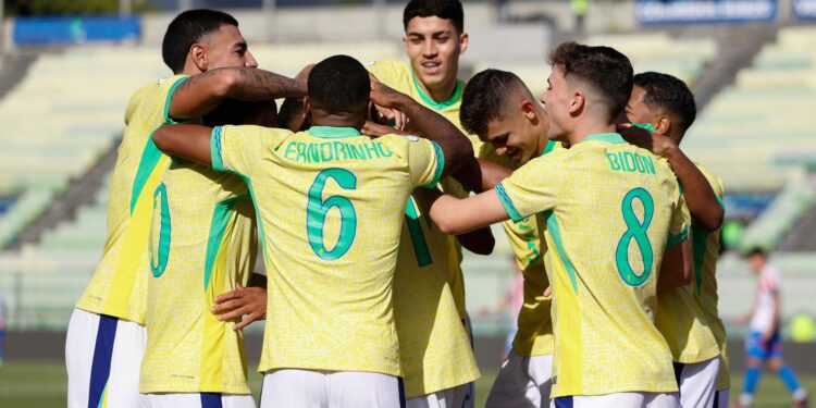 Jogadores do Brasil sub-20 se abraçam e comemoram gol marcado contra o Paraguai sub-20