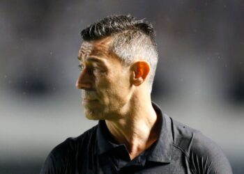 Pedro Caixinha, treinador do Santos, durante partida contra o São Paulo