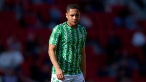 Vitor Roque, do Real Betis, durante aquecimento para jogo contra o Mallorca
