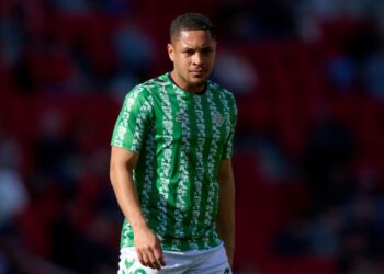 Vitor Roque, do Real Betis, durante aquecimento para jogo contra o Mallorca