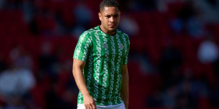 Vitor Roque, do Real Betis, durante aquecimento para jogo contra o Mallorca