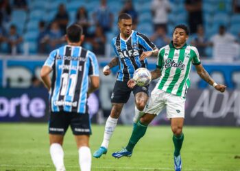 Lance de partida entre Grêmio e Juventude