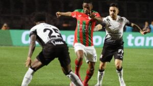 Lance de partida entre Portuguesa e Corinthians