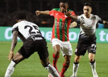 Lance de partida entre Portuguesa e Corinthians