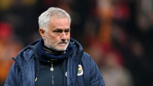José Mourinho, técnico do Fenerbahce, durante partida contra o Galatasaray