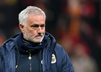 José Mourinho, técnico do Fenerbahce, durante partida contra o Galatasaray