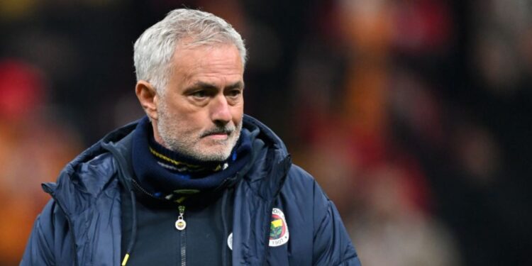 José Mourinho, técnico do Fenerbahce, durante partida contra o Galatasaray