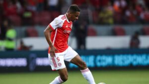 Fernando, do Internacional, durante partida contra o Botafogo, válida pelo Brasileirão 2024
