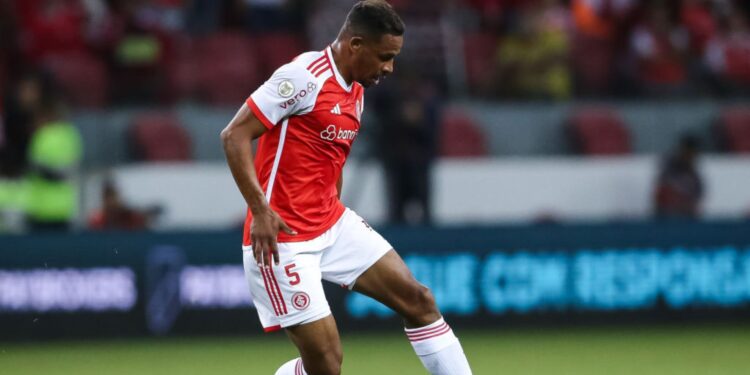 Fernando, do Internacional, durante partida contra o Botafogo, válida pelo Brasileirão 2024
