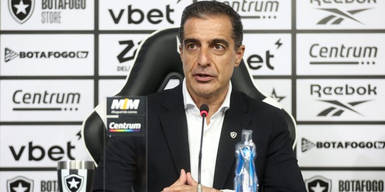 Renato Paiva, treinador do Botafogo, concede entrevista coletiva