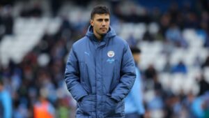 Rodri, do Manchester City, assiste a partida contra o West Ham