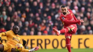 Mohamed Salah, do Liverpool, arrisca finalização em partida contra o Wolverhampton