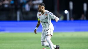 Neymar, do Santos, durante partida contra o Botafogo-SP