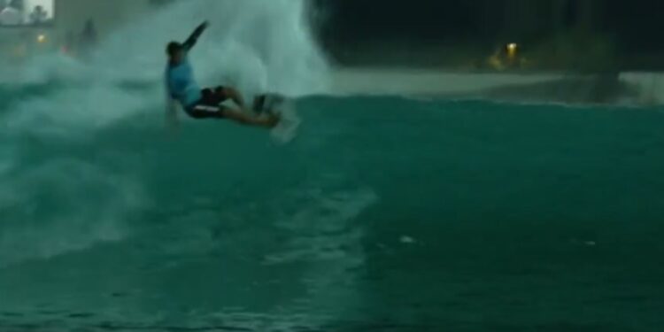 Miguel Pupo, surfista brasileiro, realiza manobra na etapa de Abu Dhabi da WSL