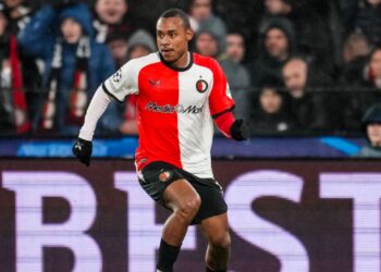 O atacante Igor Paixão em ação contra o Milan.