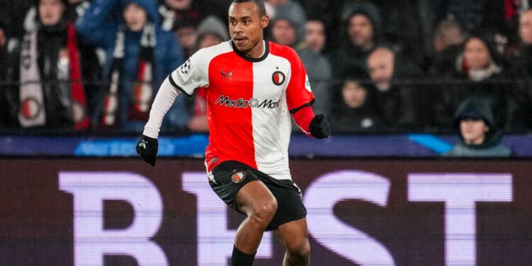 O atacante Igor Paixão em ação contra o Milan.