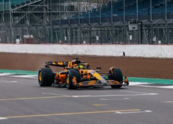Novo carro da McLaren para 2025 em ação.