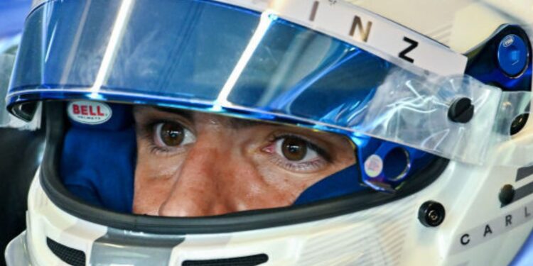 Carlos Sainz durante testes com a Williams, ainda com capacete provisório.