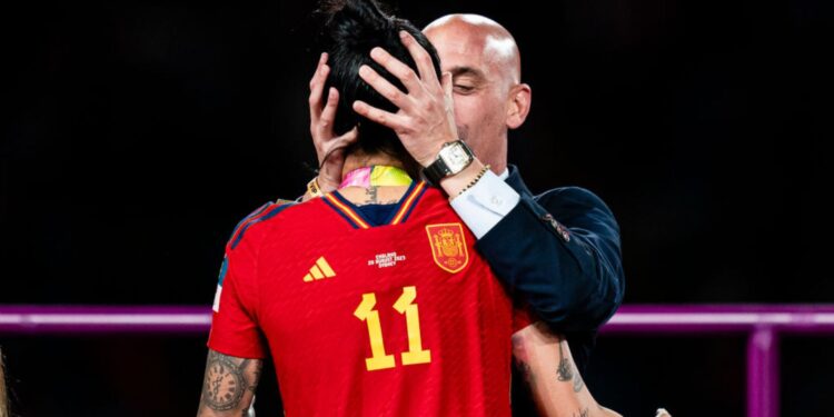 Luis Rubiales, ex-presidente da Federação Espanhola, beija sem consentimento Jenni Hermoso.