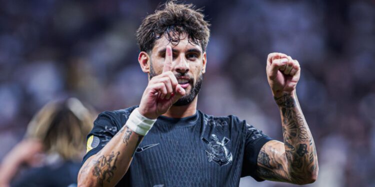 Yuri Alberto celebra seu 100° gol na carreira.