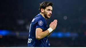 Kvaratskhelia fará sua estreia pelo PSG na Champions League hoje.