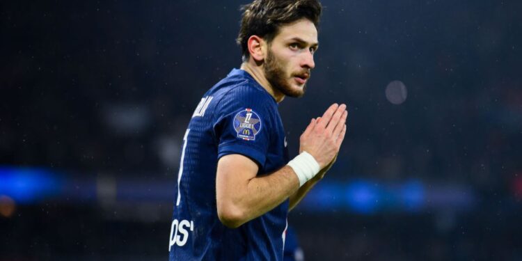 Kvaratskhelia fará sua estreia pelo PSG na Champions League hoje.