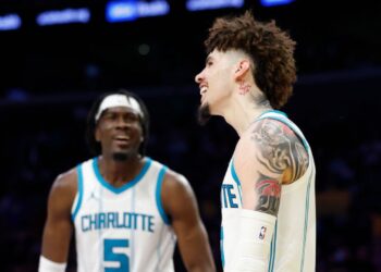 LaMelo em ação contra o Lakers.