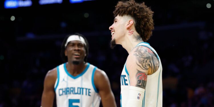LaMelo em ação contra o Lakers.