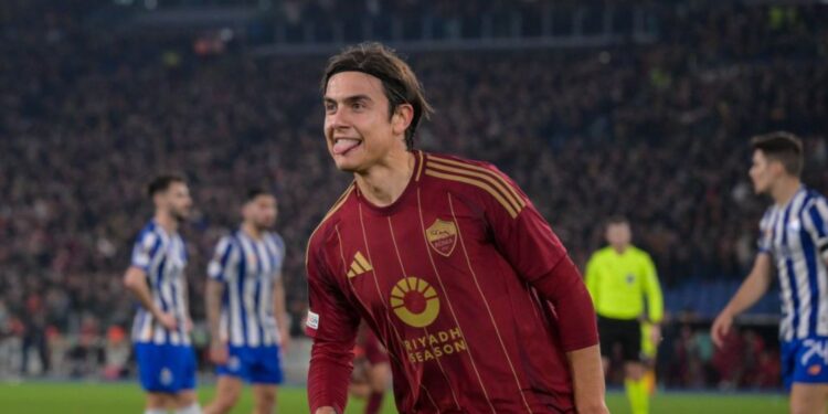 Dybala comemorando um de seus gols, em Roma 3 x 1 Porto.
