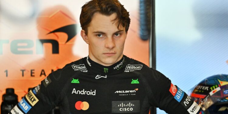 Piastri nos boxes na McLaren.