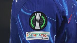 Logo da Conference League na camisa do Chelsea.