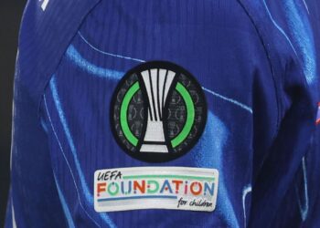 Logo da Conference League na camisa do Chelsea.