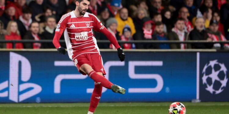 Jogador do Brest atuando no Estádio de Roudourou, palco do duelo contra o PSG.