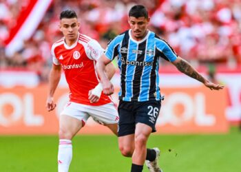 Inter e Grêmio começam a definir as semifinais do Campeonato Gaúcho neste sábado.
