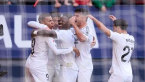 Jogadores do Real Madrid comemorando gol contra o Osasuna.