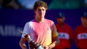 João Fonseca com o troféu do ATP de Buenos Aires.