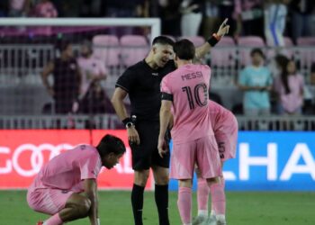Messi discute com o árbitro da partida.