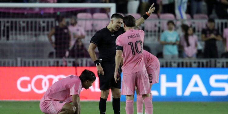 Messi discute com o árbitro da partida.