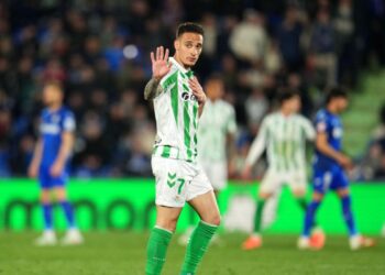 Antony triste após expulsão em jogo de LALIGA.