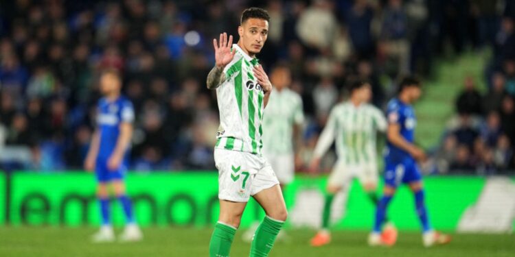 Antony triste após expulsão em jogo de LALIGA.