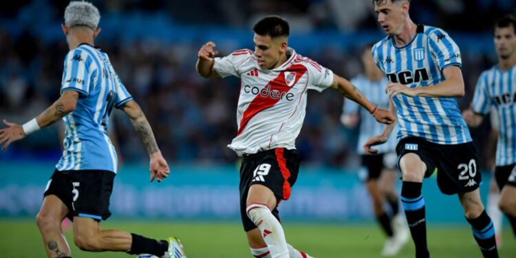 Claudio Echeverri novo reforço do Manchester City.