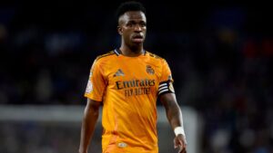 Vini Jr. em ação com a braçadeira de capitão do Real Madrid.