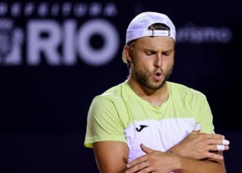 Alexandre Müller comemora vitória no Rio Open